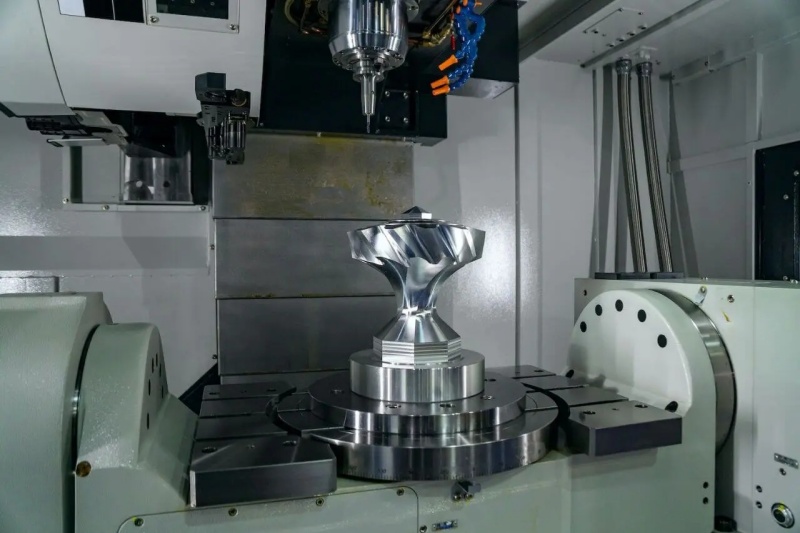 How Does The Five-Axis Gantry Machining Center Improve The Machining Accuracy Of Complex Parts?